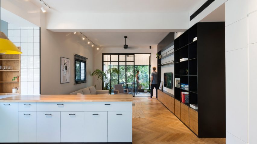 Rust Architects divides Tel Aviv apartment into halves