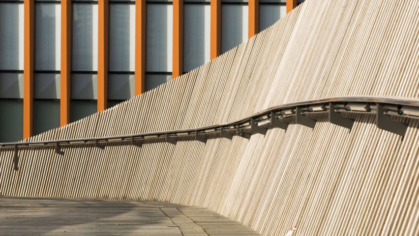 Slender wood-clad footbridge by DVVD arcs over Paris’ Boulevard Périphérique