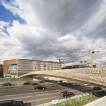 Slender wood-clad footbridge by DVVD arcs over Paris’ Boulevard Périphérique