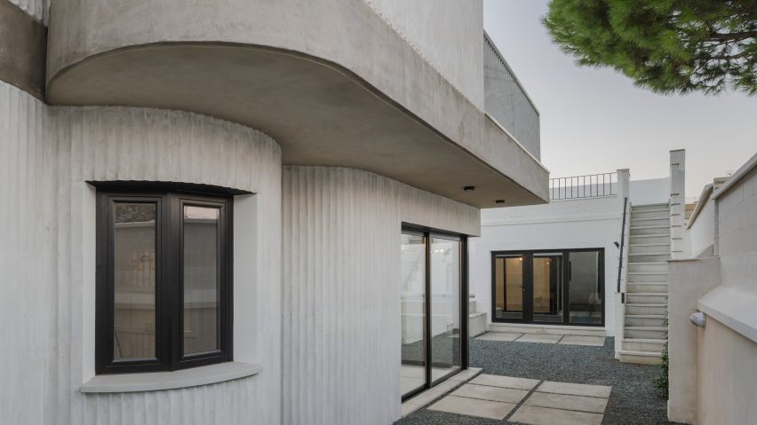 Studio Wet adds curved extension with ribbed details to 1950s house in Seville