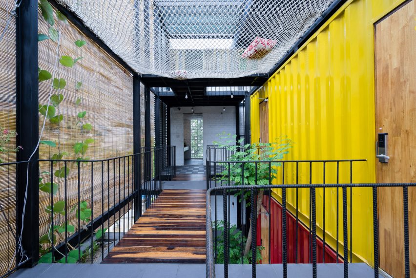 Ccasa Hostel by TAK architects
