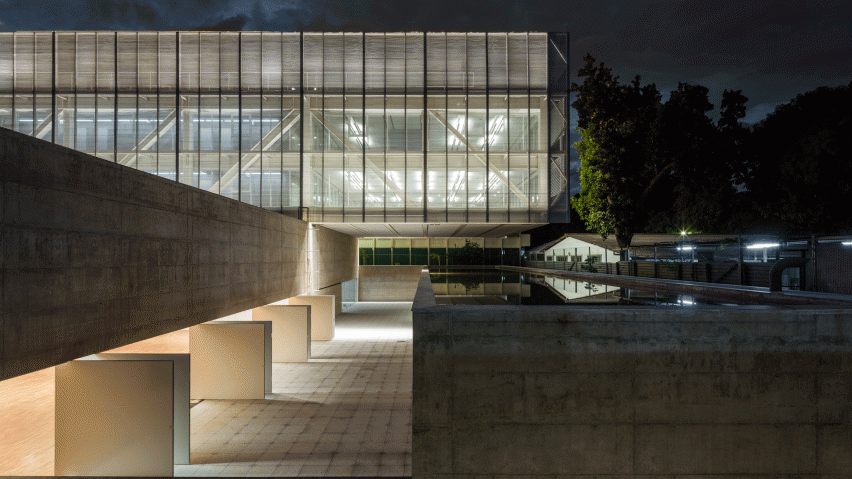 Glazed block cantilevers over reflecting pool at Brasília offices by Mira Arquitetos