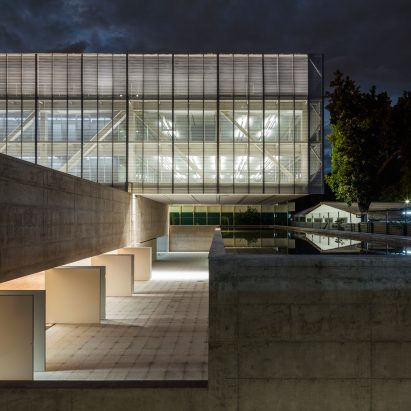 Glazed block cantilevers over reflecting pool at Brasília offices by Mira Arquitetos