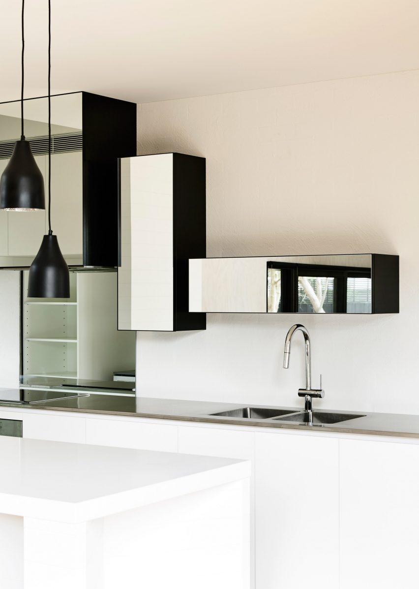 Courtyard Cottage, Flinders Melbourne by WOLVERIDGE ARCHITECTS