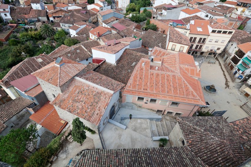 Cultural Center in Jarandilla by Héctor Fernández Elorza and Manuel Fernández Ramírez