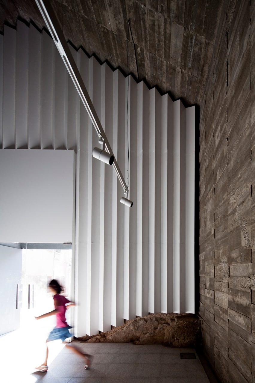 Cultural Center in Jarandilla by Héctor Fernández Elorza and Manuel Fernández Ramírez