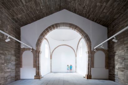 Cultural Center in Jarandilla by Héctor Fernández Elorza and Manuel Fernández Ramírez