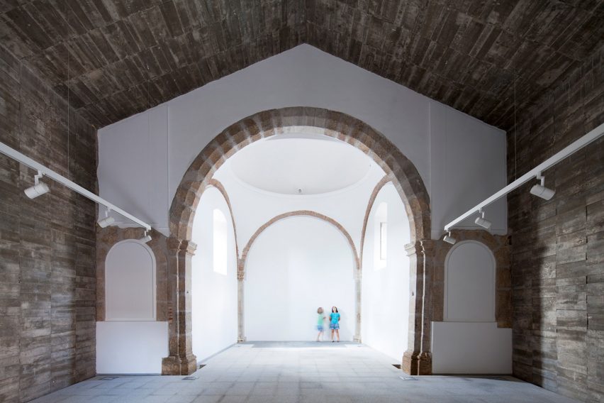 Cultural Center in Jarandilla by Héctor Fernández Elorza and Manuel Fernández Ramírez