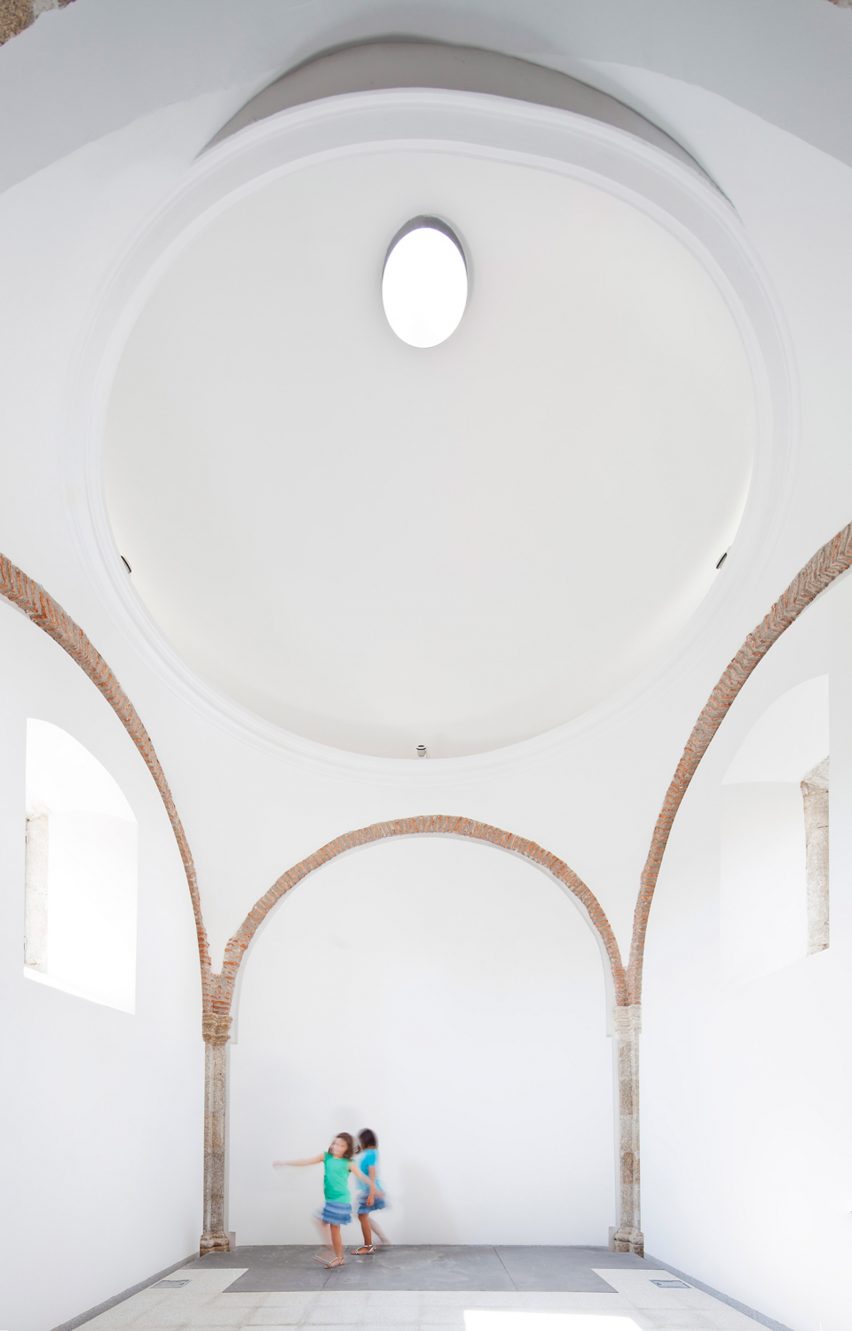 Cultural Center in Jarandilla by Héctor Fernández Elorza and Manuel Fernández Ramírez