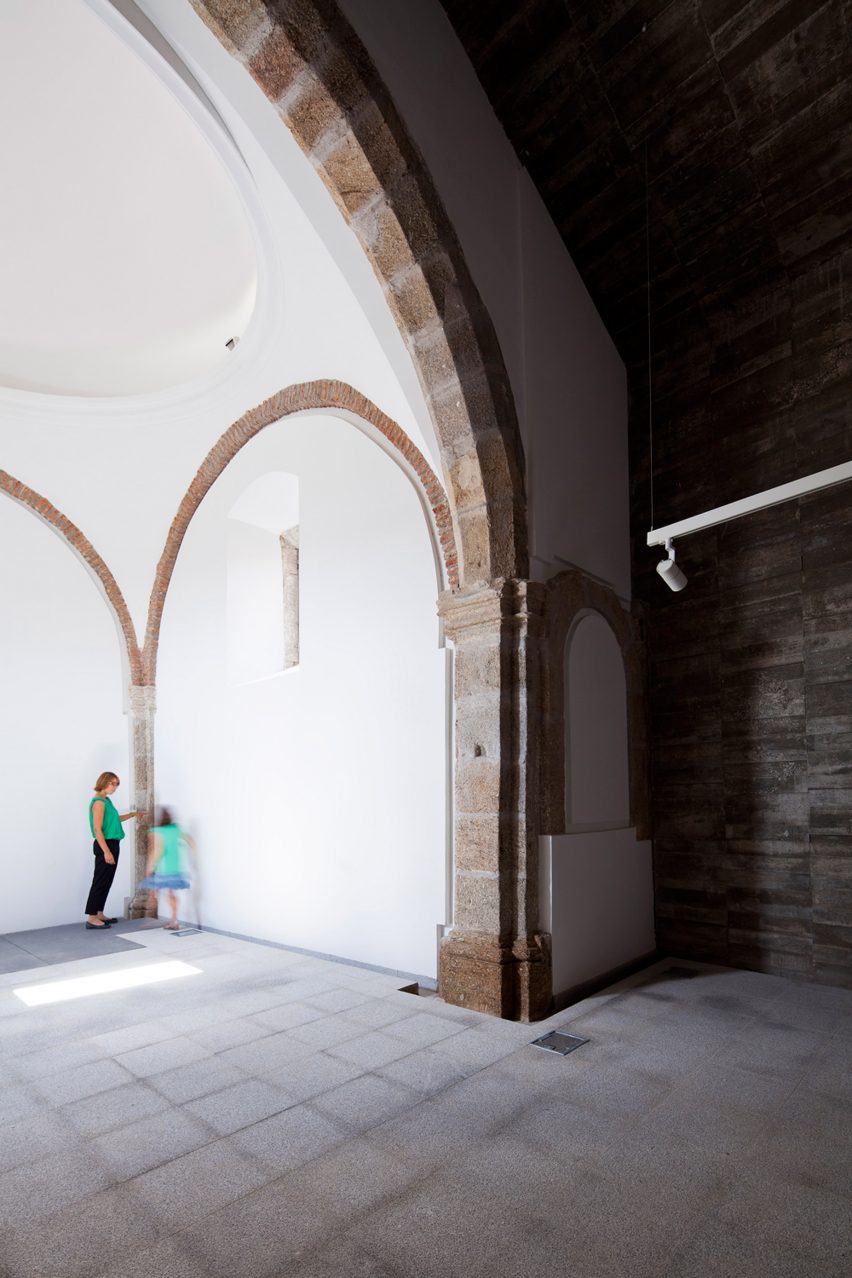 Cultural Center in Jarandilla by Héctor Fernández Elorza and Manuel Fernández Ramírez
