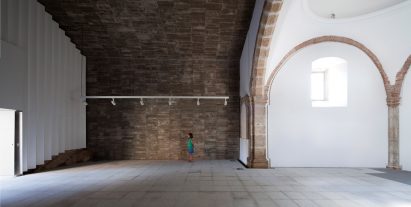 Cultural Center in Jarandilla by Héctor Fernández Elorza and Manuel Fernández Ramírez