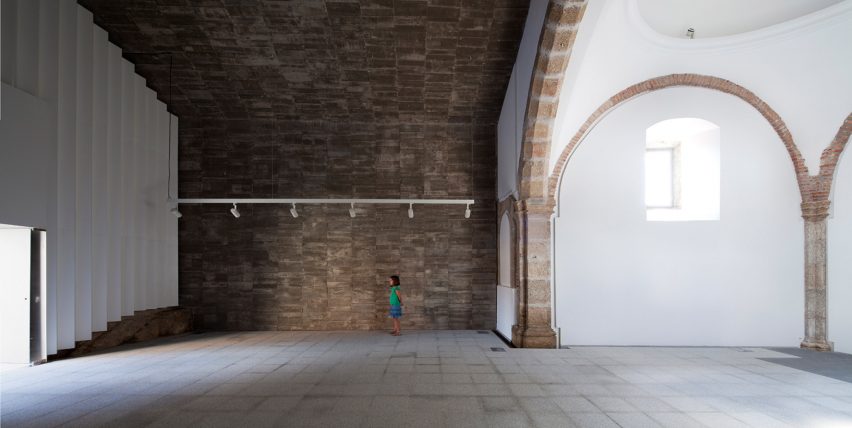 Cultural Center in Jarandilla by Héctor Fernández Elorza and Manuel Fernández Ramírez