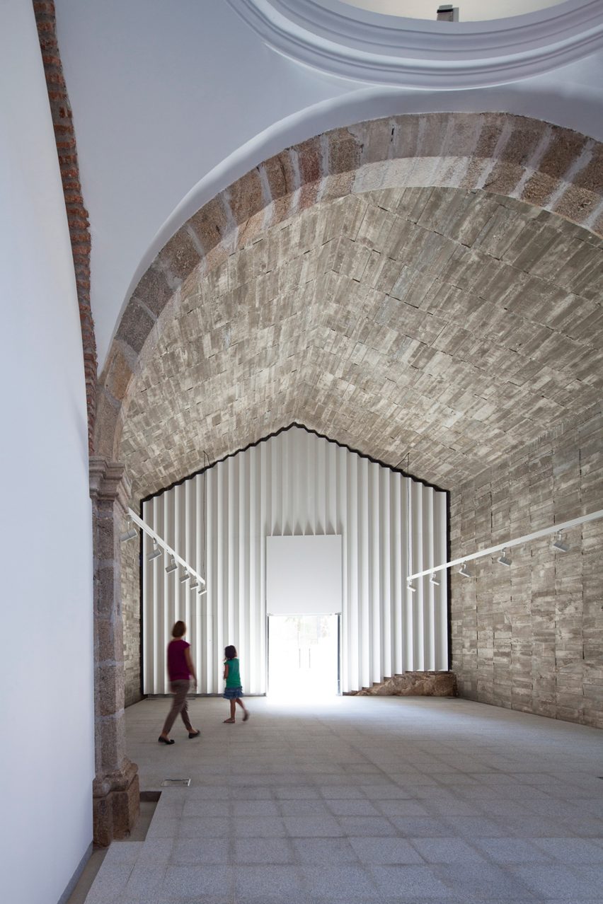 Cultural Center in Jarandilla by Héctor Fernández Elorza and Manuel Fernández Ramírez