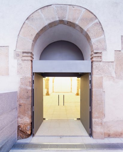 Cultural Center in Jarandilla by Héctor Fernández Elorza and Manuel Fernández Ramírez