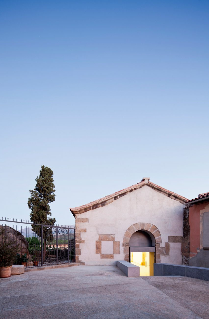 Cultural Center in Jarandilla by Héctor Fernández Elorza and Manuel Fernández Ramírez