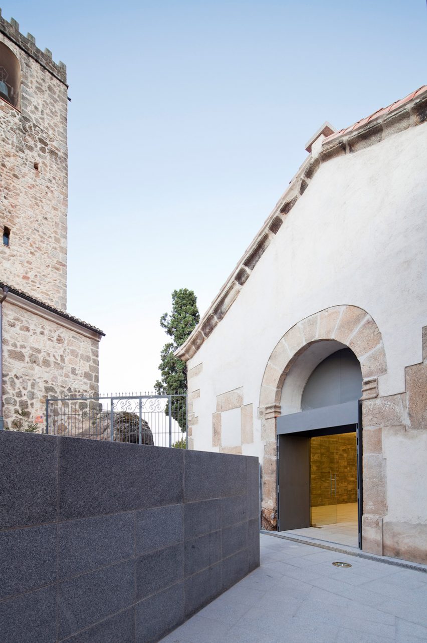 Cultural Center in Jarandilla by Héctor Fernández Elorza and Manuel Fernández Ramírez