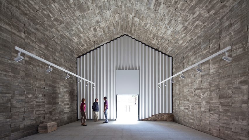 Cultural Center in Jarandilla by Héctor Fernández Elorza and Manuel Fernández Ramírez