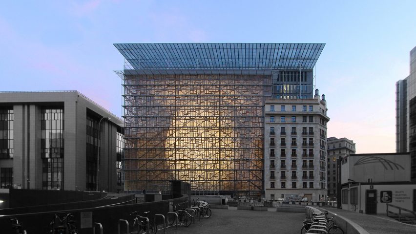 EU headquarters features glass box containing curvaceous glowing “lantern”