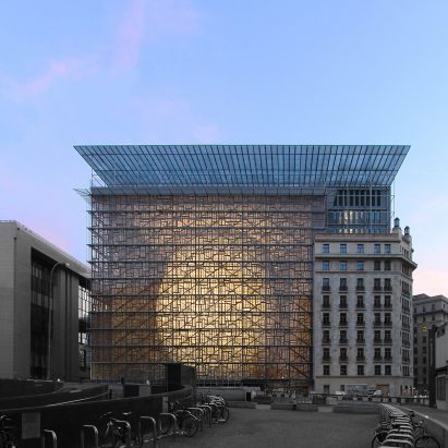 EU headquarters features glass box containing curvaceous glowing “lantern”