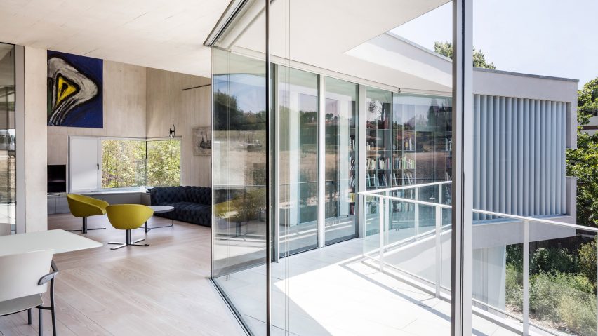 Gallery-like corridors connect blocks at 05 AM Arquitectura’s House in Valldoreix