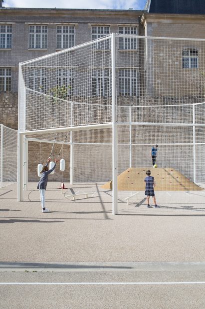 Le Terrain d’Education Physique des Jardins Saint-Paul playing courts