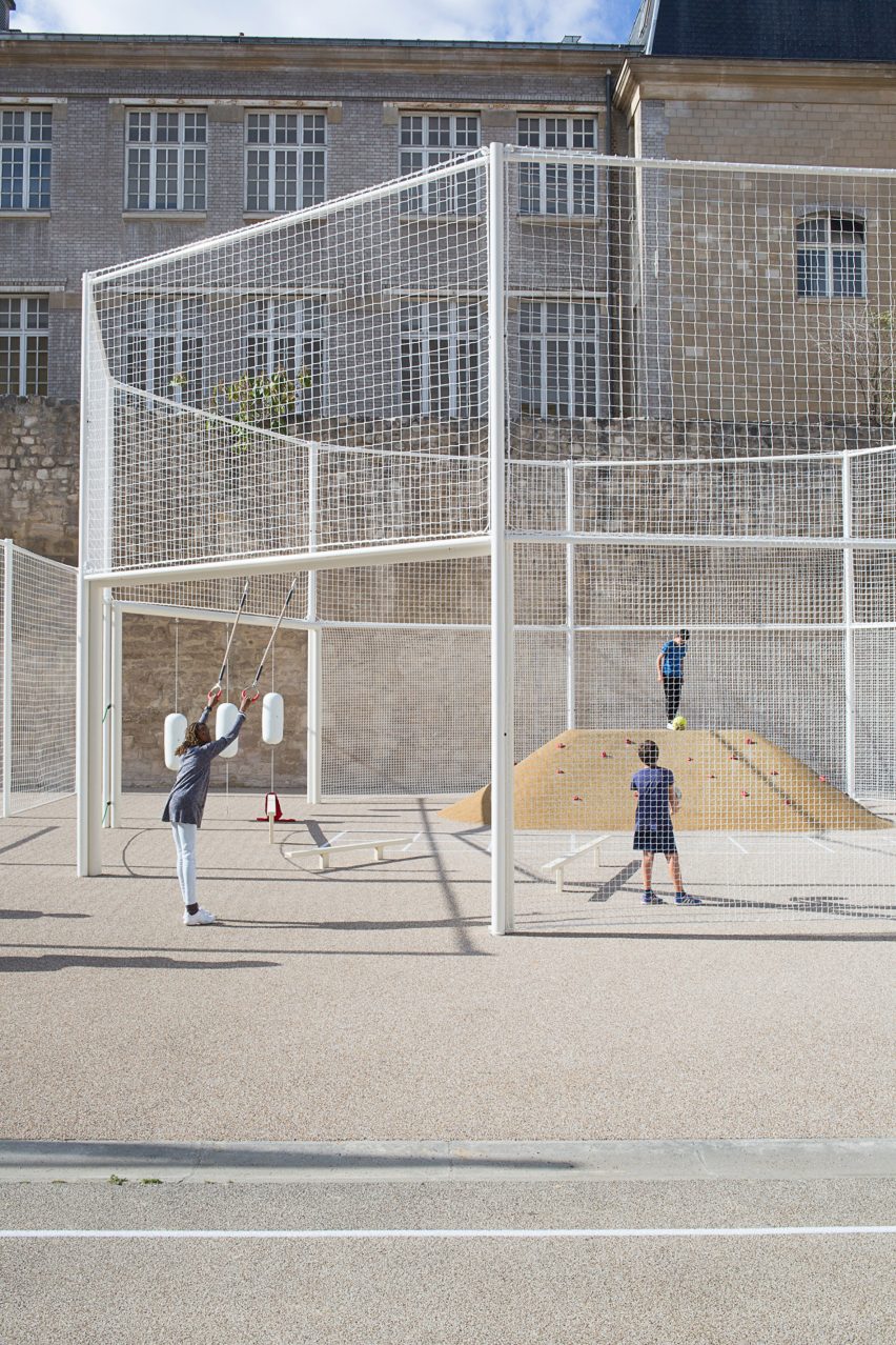 Le Terrain d’Education Physique des Jardins Saint-Paul playing courts