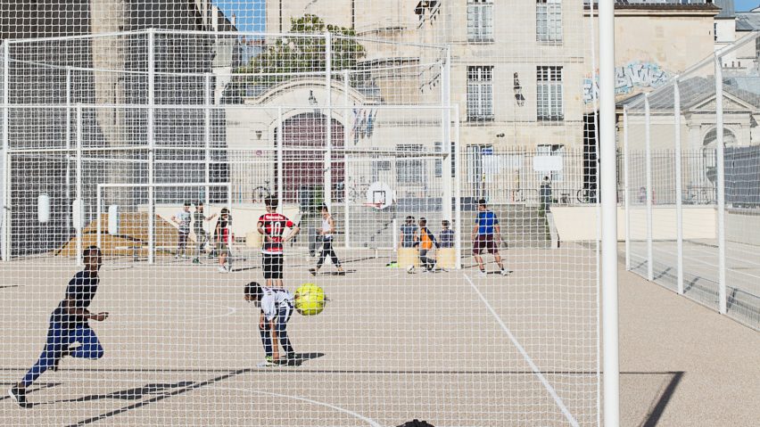 Le Terrain d’Education Physique des Jardins Saint-Paul playing courts
