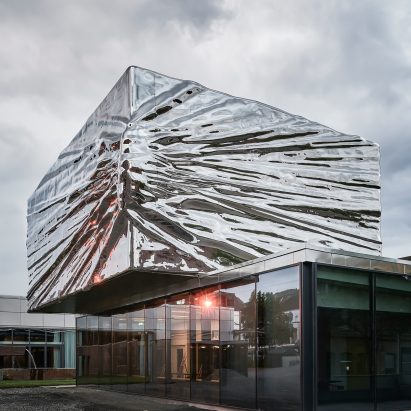 Snøhetta adds crinkled stainless-steel extension to 1960s museum in Norway