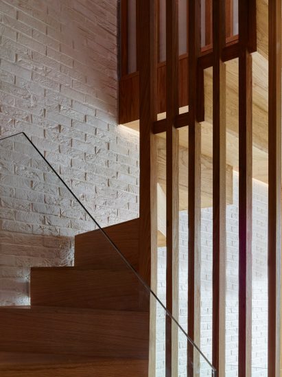 modern-mews-phil-coffey-architecture-residential-renovation-london_dezeen_2364_col_1