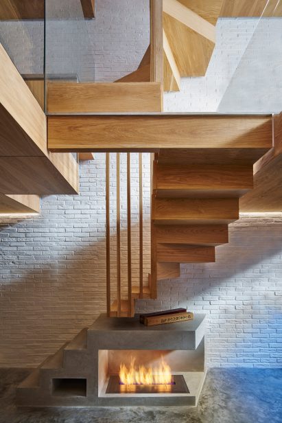 modern-mews-phil-coffey-architecture-residential-renovation-london_dezeen_2364_col_11