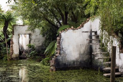 modernist-ruin-in-a-london-gallery-by-artist-alex-hartley-design-installation-london-gallery_dezeen_2364_col_7