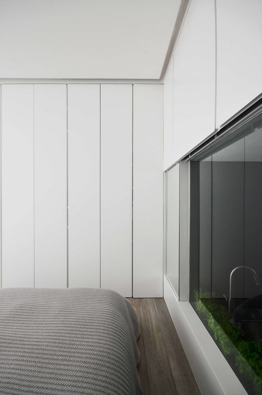 Nevern Square Apartment by Daniele Petteno Architecture Workshop