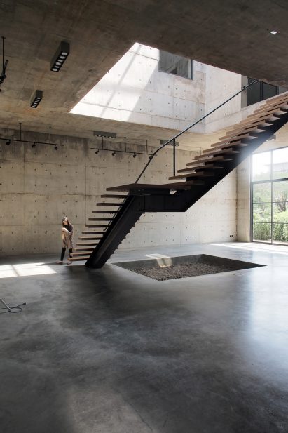 solid-concrete-gallery-as-living-artwork-aswa-architecture-bangkok-thailand_dezeen_2364_col_12