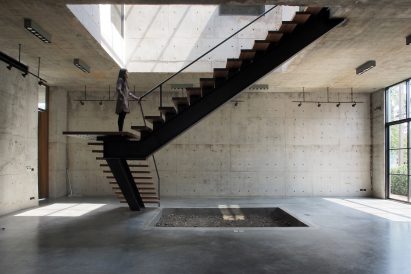 solid-concrete-gallery-as-living-artwork-aswa-architecture-bangkok-thailand_dezeen_2364_col_17