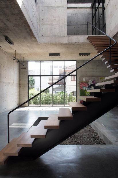 solid-concrete-gallery-as-living-artwork-aswa-architecture-bangkok-thailand_dezeen_2364_col_18