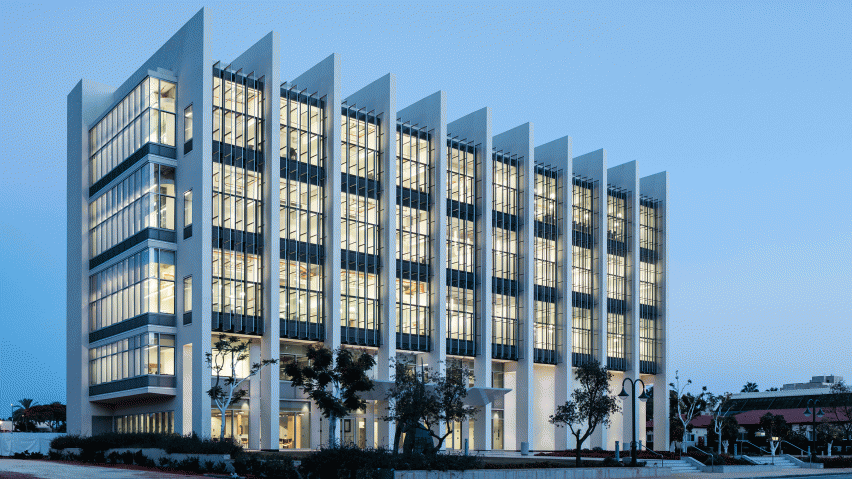 Fins of metal mesh and concrete shield Tel Aviv school of entrepreneurship from the sun