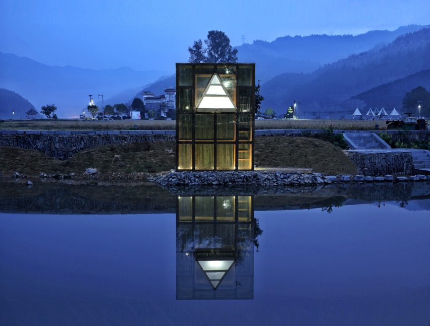 The Mirrored Sight by Li Hao
