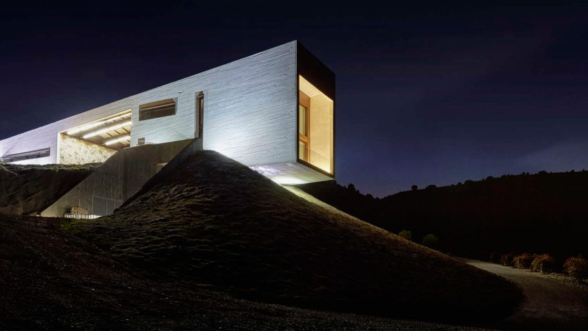 Valdemonjas winery in Spain by Agag + Paredes