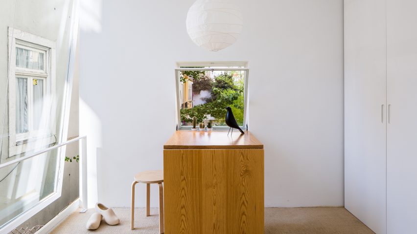 Lisbon flat extension features huge window facing the garden