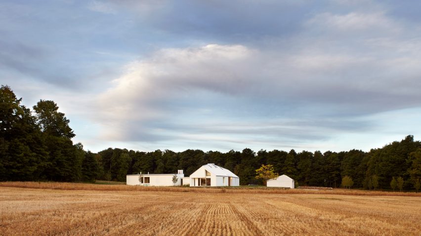 Superkül nestles all-white vacation home into Canadian landscape