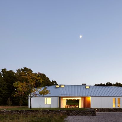 Superkül nestles all-white vacation home into Canadian landscape