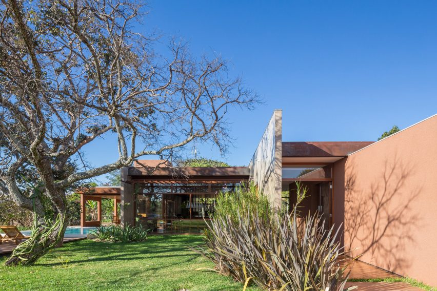 House 28 in Brasilia by Equipe Lamas