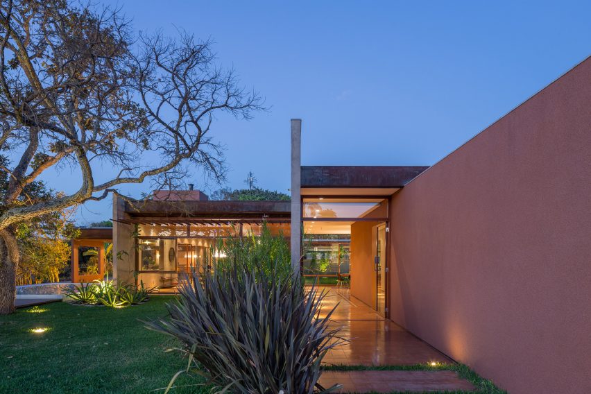 House 28 in Brasilia by Equipe Lamas