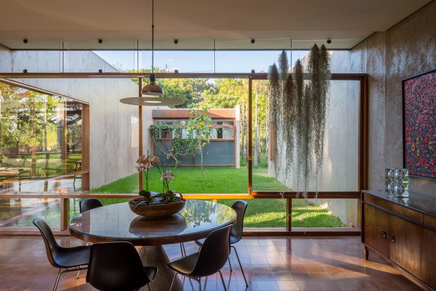 House 28 in Brasilia by Equipe Lamas