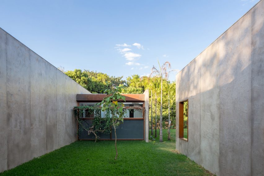 House 28 in Brasilia by Equipe Lamas
