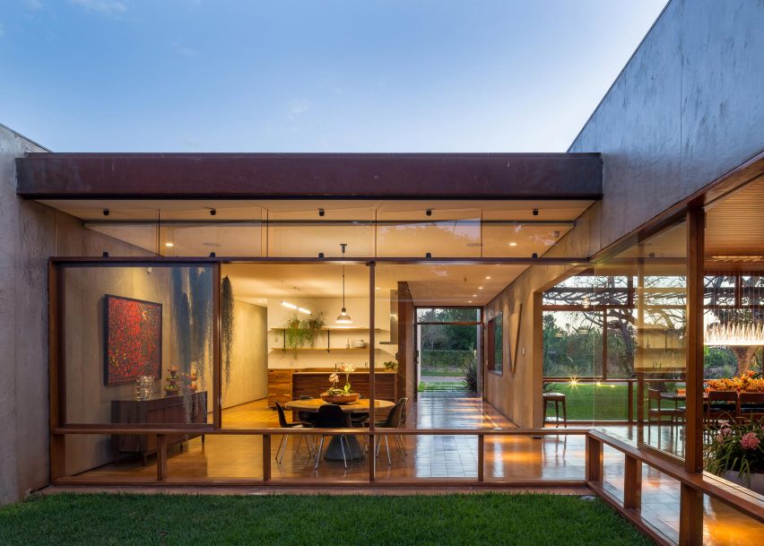 Gardens are interspersed through Brasília home by Samuel Lamas