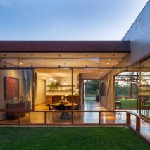 Gardens are interspersed through Brasília home by Samuel Lamas