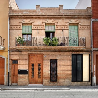 DG Arquitecto Valencia reconfigures traditional Spanish townhouse