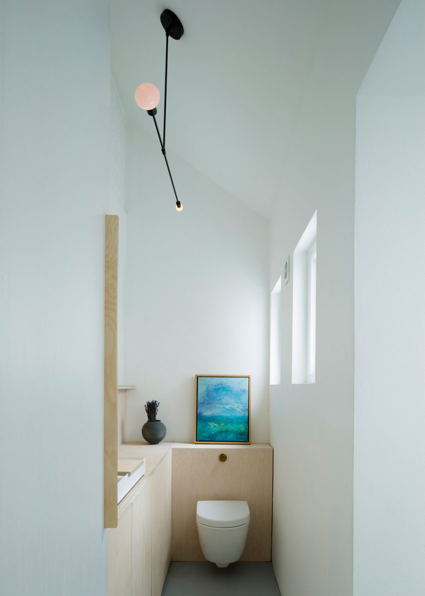 Minimalist Methodist church by West Architecture