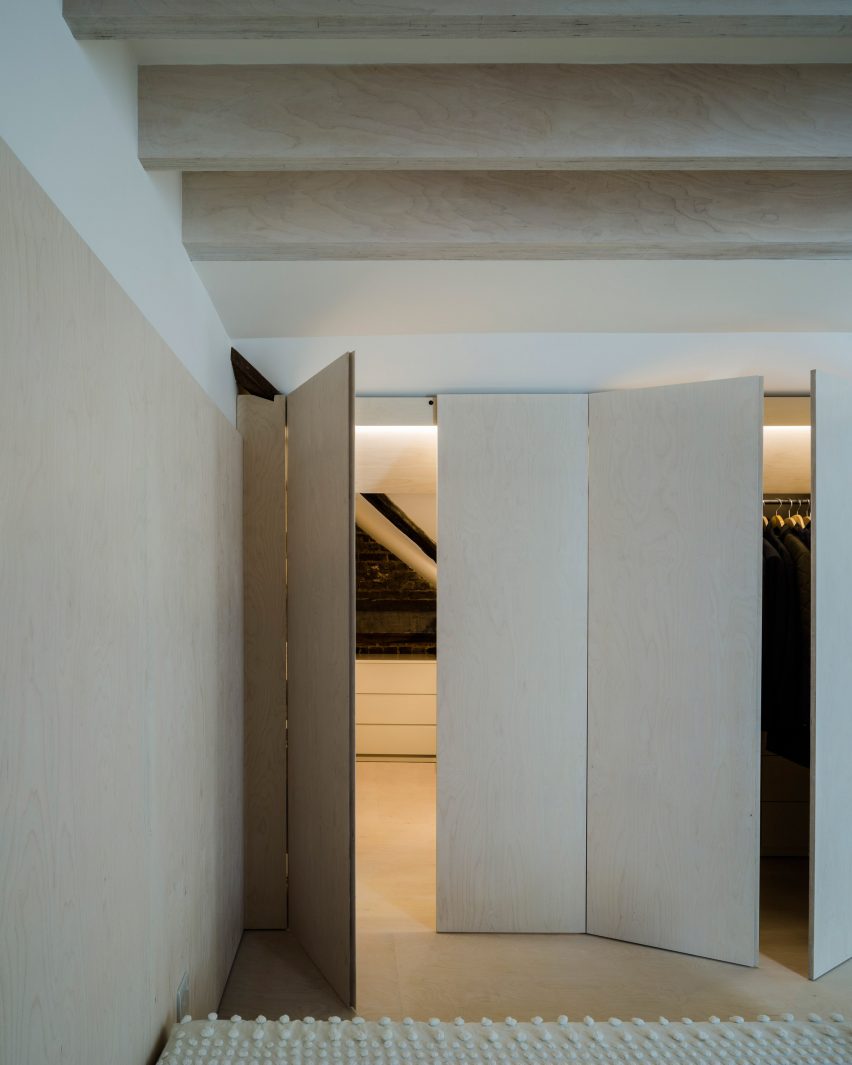 Minimalist Methodist church by West Architecture